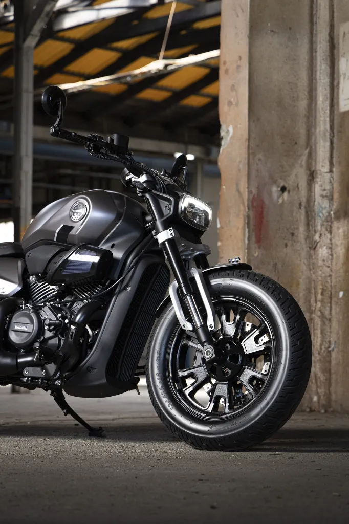Leoncino-Bobber-400---dettaglio-avantreno---Onyx-Grey.webp