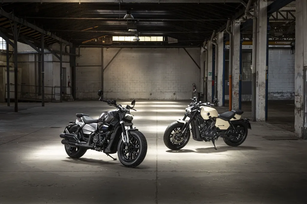 Leoncino-Bobber-400---lato-ambientata---Onyx-Grey-e-Desert-Tan.webp