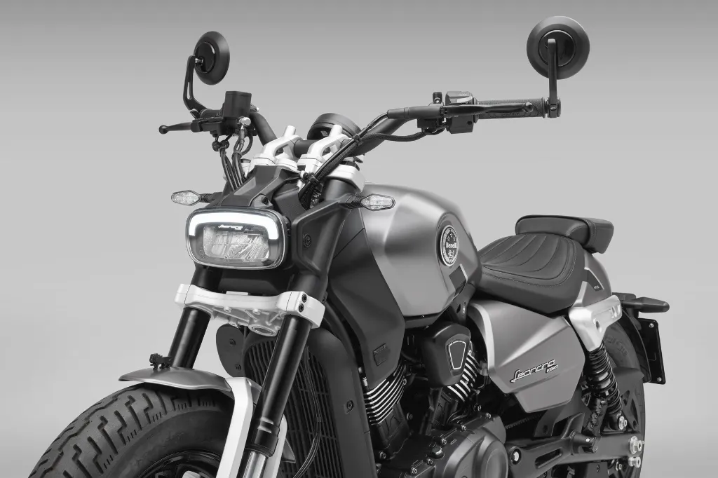 Leoncino-Bobber-400---dettaglio-trequarti---Onyx-Grey.webp