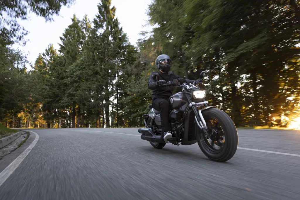 Leoncino-Bobber-400---dinamica-2---Onyx-Grey-hd.webp