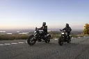 Leoncino-Bobber-400---dinamica---Onyx-Grey-e-Desert-Tan.webp